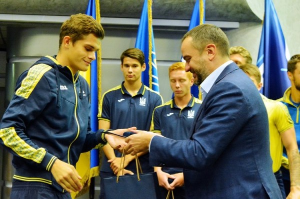 Нагородження юнацької збірної України U-19, яка повернулася з Євро-2018