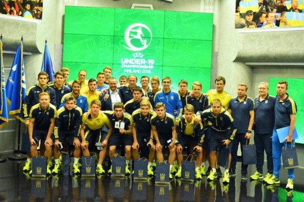 Нагородження юнацької збірної України U-19, яка повернулася з Євро-2018