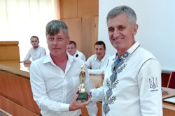 Керівники ІФФФ нагородили срібного призера чемпіонату області сезону 2017-18 рр. – долинський Нафтовик